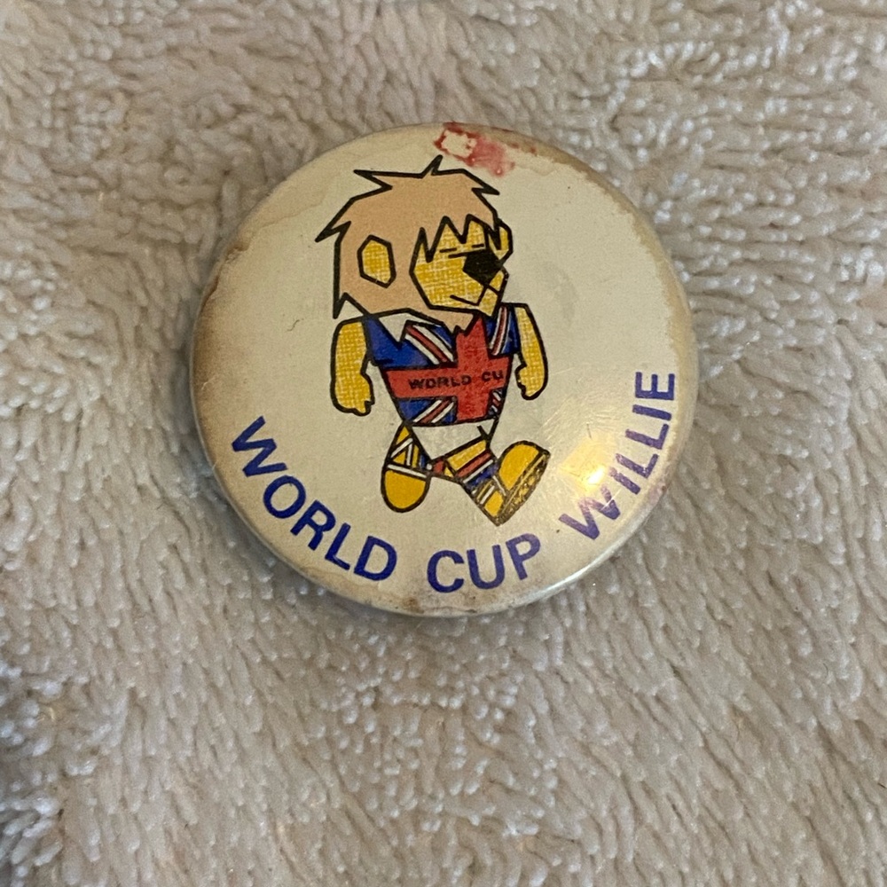 1966 FIFA World Cup Willie England Tin Pin Round Badge VTG Soccer Memorabilia